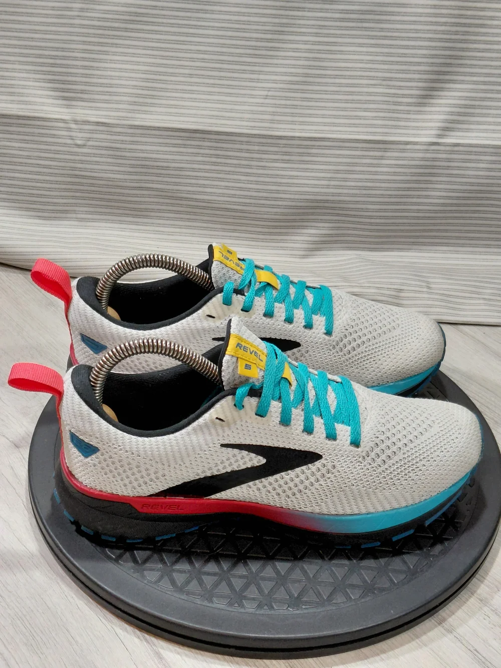Brooks Womens Revel 5.0 Knit Running Sneakers with Teal Laces White Black SIZE 6